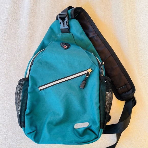 MOSISO Sling Backpack, Multipurpose Crossbody Shoulder Bag Travel Hiking Daypack - Picture 6 of 12